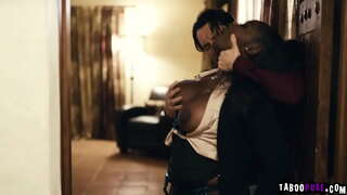 ź�付客户想要做爱的性感的房地产经纪人Osa可爱，然后他会买房子