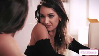 Грудастая доминирующая начальница итеп күрергә теләвен упругие сиськи үз тугих брюнеток-сотрудниц, әгәр ул тели саклап калу эшен.Ул куя, аның тезләренә өчен полизать аның киску