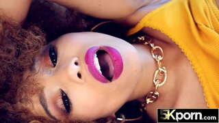 Gran Culo Negro Nena salta sobre la Polla