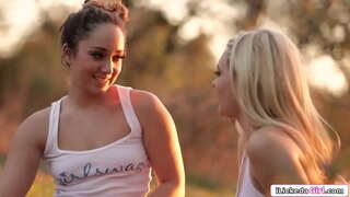 Lesbiske datoer straight blonde derefter fælge og slikker hendes fisse