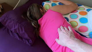 Isa saab stepdaughter hommikul üles koos oma tohutu kukk