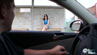 Špinavý chlap vychystávání osamělý zlato v autobusového nádraží, ukazuje jí, jak cool je veřejné kurva v přírodě