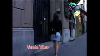 Brunette skønhed Sarah Blå med naturlige bryster rider pik i alle positioner