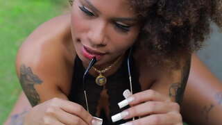 Bunduda rica se sentó en mucho al niño.