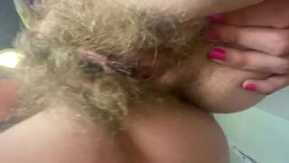 Bailando con coño peludo amateur