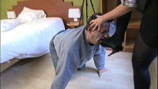 Pani zmusza swoich niewolników, mężczyzn lizać jej buty na wysokich obcasach