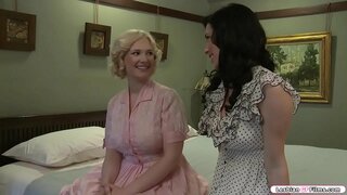 Prsata plavuša posjetio svoju djevojku crnka, i oni počinju govoriti o veličini svojih grudi.Nakon toga su se uzbuđuju i početi ljubiti jedni druge.Dalje od svoje prijateljice siše joj sise i liže joj maca.U odgovoru je čini istu stvar sa svojom djevojkom.