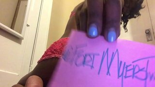 Fain Trwchus Babe Yn Dangos Ei Bod Yn Gallu Clapio Ei Booty Yn Rhy!