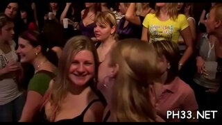 Bludnice doziva u ekstazi od divljeg grupnog seksa s konobarima Bludnice doziva u ekstazi od divljeg grupnog seksa s konobarima