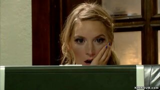 Rubia adolescente Mona Gales encontrado porno de la película de su madrastra, Simone Sonay en internet y, a continuación, azotado y anal follada ella en régimen de servidumbre en la cama