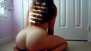 Дилдо јебе на тепиху куће