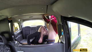 Taxi palsu Bayek Panas Singa Kiss Nyebar dheweke Sikil lan Nyedot Jago