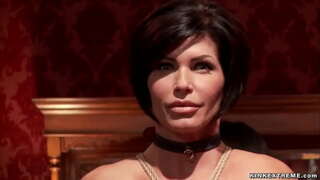 Ўзрушаючая бландынка з вялікімі сіськамі Шери Девиль смокча вялікі член, а затым трахацца з ім, пакуль брунэтка Шый Фокс дзеліцца ім і смокча на вечарыне на верхнім паверсе